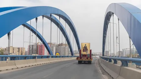 Moaştele Sfântului Dimitrie cel Nou, plimbate pe străzile din Capitală. Cortegiul a făcut opriri în faţa spitalelor