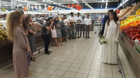 Nuntă în supermarket. Doi îndrăgostiţi au spus DA printre rafturile de alimente