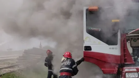 Un camion a luat foc în mers, în Călăraşi. Pompierii au intervenit în forţă