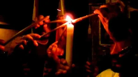 Un preot din Vrancea îndeamnă credincioşii să stea în casă. Acesta s-a oferit să aducă el lumina sfântă în casele oamenilor