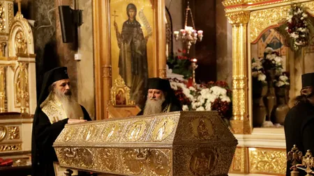 Procesiune istorică prin Moldova cu Moaştele Sfintei Cuvioase Parascheva. Racla a fost purtată prin mai multe judeţe