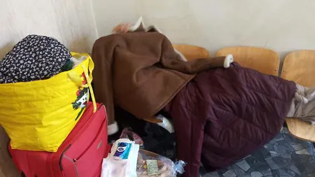 O româncă stă de o lună într-o gară din Italia. Femeia spune că nu are unde să locuiască