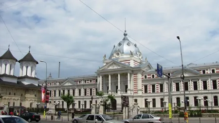 CORONAVIRUS. Coadă de persoane la Spitalul Colţea din Bucureşti. Angajaţii fac triajul pacienţilor
