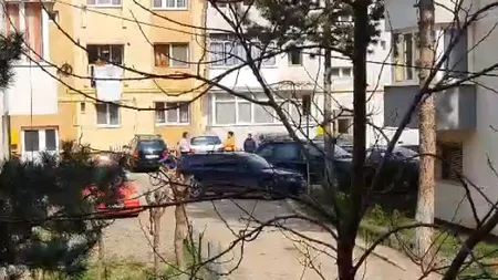 Cum nu este respectată carantina în Suceava. Părinţi şi copii, filmaţi în faţa blocului. Nimeni nu poartă mască VIDEO