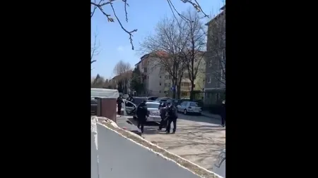 Romi întorşi din Germania, băgaţi cu forţa într-o curte de oamenii legii, după ce au vrut să plece din izolare. VIDEO