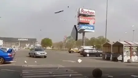 Vijelie puternică surprinsă în Satu Mare! Vântul a făcut ravagii în parcarea unui complex comercial VIDEO