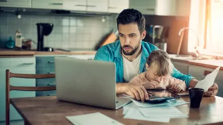 STUDIU Mai mult de o treime dintre românii care lucrează de acasă spun că sunt mai productivi decât la birou