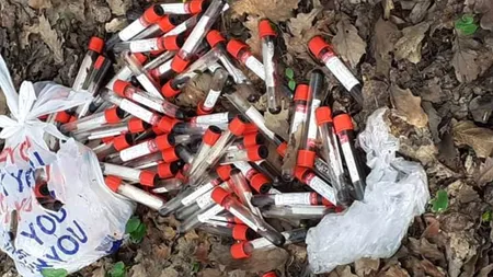 Scene şocante în Gorj! Zeci de fiole cu sânge au fost găsite pe marginea drumului. Poliţiştii au dechis o anchetă