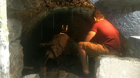 Descoperirea uimitoare făcută de un bărbat aflat în izolare. A început să-şi renoveze casa şi a dat peste o comoară!