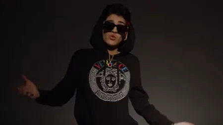 Abi Talent, derapaj grav pe scenă. A scuipat și a lovit cu microfonul un fan: 