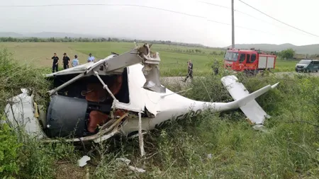 Un avion s-a PRĂBUŞIT în judeţul Alba. Pilotul a fost rănit. Primele imagini de la faţa locului