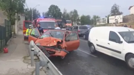 Jandarm rănit în accident. Traficul a fost blocat