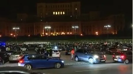 Aglomeraţie în Piaţa Constituţiei după ridicarea restricţiilor din timpul stării de urgenţă pentru coronavirus
