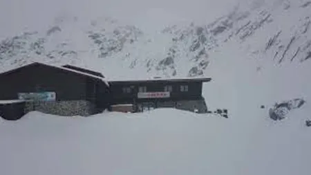 Imagini senzaţionale de la Bâlea Lac! Ce strat are zăpada în continuare pe Transfăgăraşan VIDEO