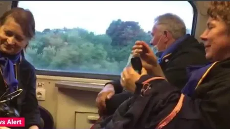 Tren ticsit de călători pe ruta Braşov-Bucureşti. Cei mai mulţi dintre ei nu purtau mască