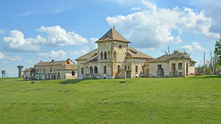 Două conace olteneşti, construite cu peste 100 de ani în urmă, scoase la vânzare
