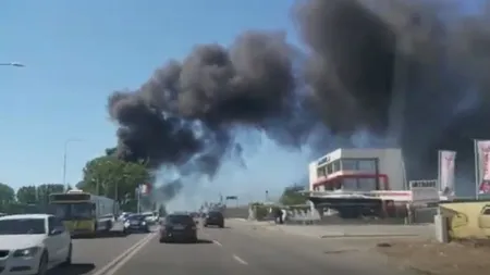 Incendiu violent în Constanţa. Un pompier a fost rănit în lupta cu flăcările. Se degajă FUM TOXIC