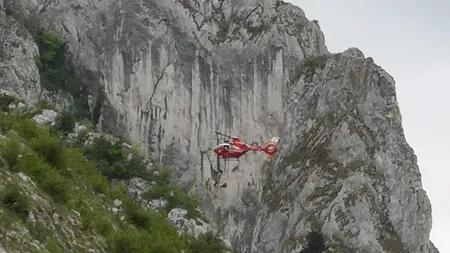 Turist căzut de pe stâncă în Cheile Turzii. Un elicopter SMURD a intervenit pentru a-l transporta la spital