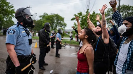 SUA A doua noapte de incidente în Minneapolis după ce un bărbat de culoare a fost omorât de poliţie în timp ce era arestat