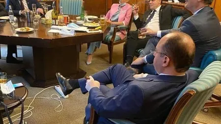 Consilierul lui Orban, după poza cu whisky şi ţigări de la Guvern: 