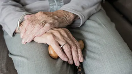 În ce condiţii pot fi vizitate persoanele aflate în căminele de bătrâni, pe parcursul stării de alertă. Poliţia aduce clarificări