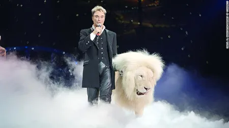 Magicianul Roy Horn, jumătatea din Sigfried&Roy, a murit de coronavirus. A fost un iluzionist care a încântat milioane de oameni