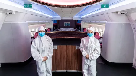 Qatar Airways este prima linie aeriană care îmbracă echipajul în costume hazmat - FOTO
