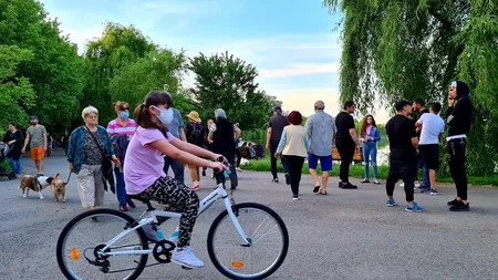 Românii au luat cu asalt parcurile din sectorul 2. Au sfidat regulile de distanţare socială chiar sub ochii jandarmilor FOTO