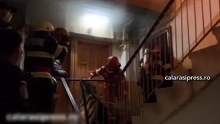 Incendiu puternic la un bloc din Călăraşi. Zeci de oameni au fost evacuaţi