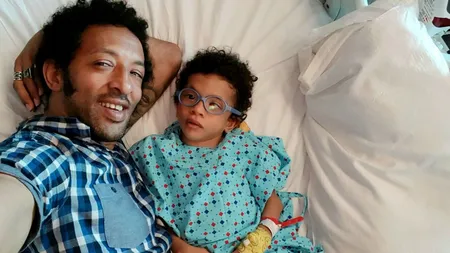 Leon, băieţelul lui Kamara va suferi a şasea intervenţie chirurgicală, la o clinică din Spania
