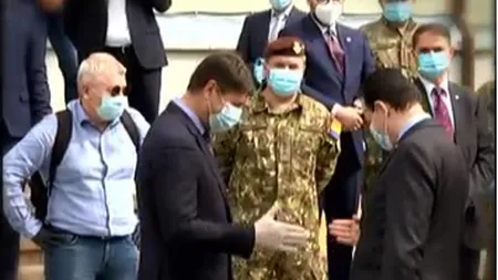 Premierul Ludovic Orban a inventat un nou tip de salut pentru perioada de pandemie VIDEO