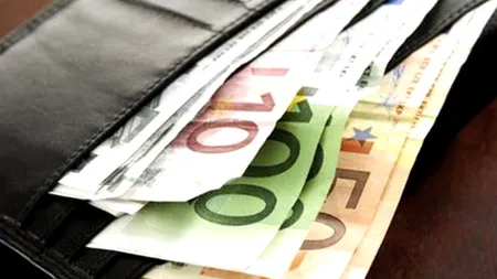S-A ARS RĂU! Ce a făcut o femeie care a găsit un portofel cu 1.800 DE EURO într-o benzinărie de pe Autostrada Soarelui. Aşa nu!