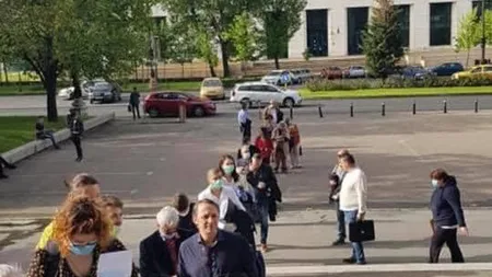 Coadă la Tribunalul Bucureşti. Avocaţii au aşteptat să treacă de triaj înainte să poată intra în instituţie