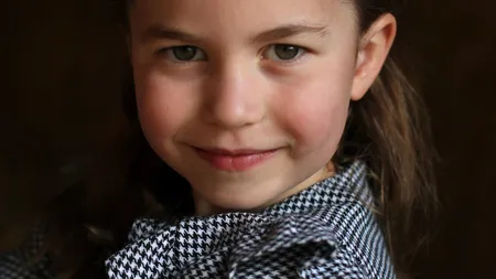 Prinţesa Charlotte a împlinit cinci ani. A fost surprinsă în timp ce duce mâncare nevoiaşilor FOTO