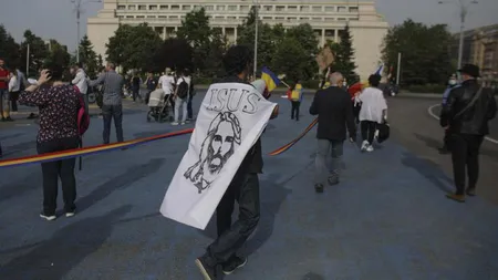PROTEST în Piaţa Victoriei faţă de modul în care este gestionată epidemia de COVID în România. Jandarmeria: 