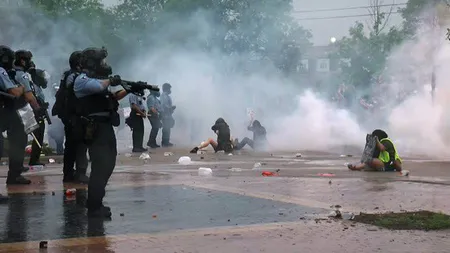 Proteste violente în SUA, după ce poliţia a ucis un afroamerican neînarmat. S-a intervenit cu gaze lacrimogene contra mulţimii furioase