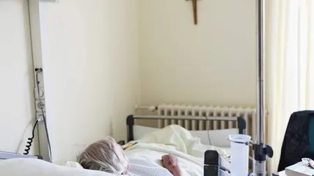Imagini scandaloase dintr-un salon de spital, cadrele medicale se distrează şi cântă 
