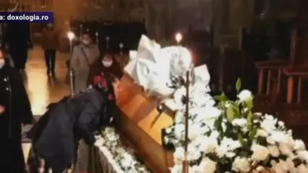 Şi-au luat rămas-bun de la ÎPS Pimen sărutându-i sicriul. Credincioşii au ignorat restricţiile impuse de epidemia de COVID