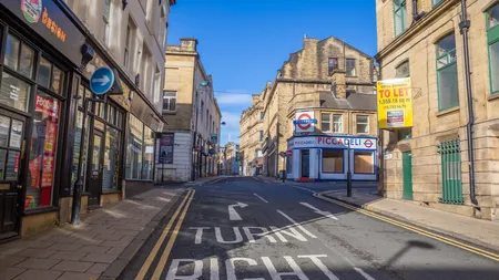 Britanicii sunt în număr covârşitor pentru prelungirea restricţiilor. Nu doresc să meargă la şcoală, în pub-uri sau restaurante