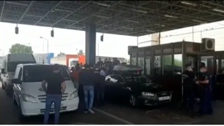 Aglomeraţie în vămile din vestul ţării. Oamenii aşteaptă şi câte OPT ORE să treacă din Ungaria în România