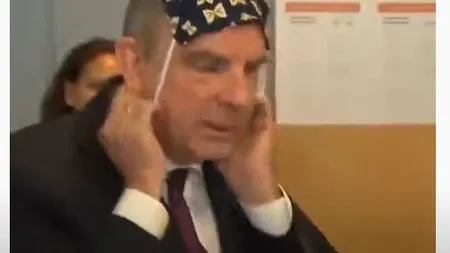 Imagini virale cu vicepremierul belgian încercând să-şi pună o mască de protecţie VIDEO