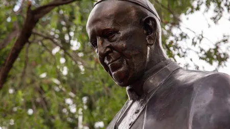 Administraţia Monumentelor şi Patrimoniului Turistic Bucureşti, despre pubelele din faţa bustului Papei Francisc: o simplă eroare umană