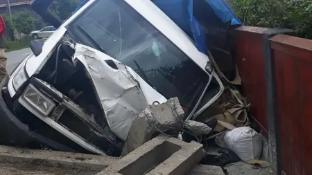 Accident grav în Bistriţa. O autoutilitară a rupt un stâlp de electricitate