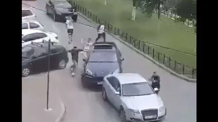 Bătaie cu săbii şi cuţite pe stradă în Craiova. Mai multe maşini au fost avariate VIDEO