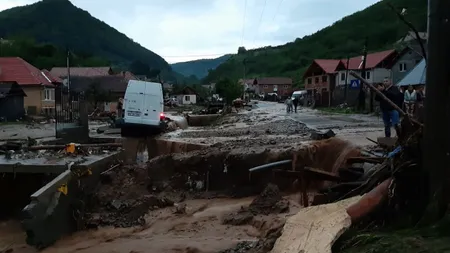 COD ROŞU de vijelii şi ploi torenţiale în următoarele ore