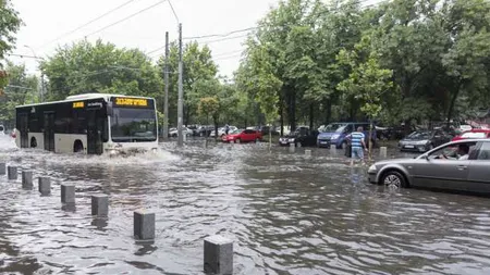 Ploi toreţiale, vânt puternic şi căderi de grindină în Bucureşti în următoarele ore. Prognoza meteo actualizată
