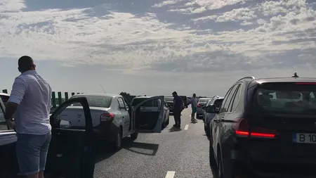 Cozi de zeci de kilometri pe autostrăzi la întoarcerea românilor din prima minivacanţă fără restricţii FOTO