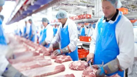 Aproape 1000 de români testaţi pozitiv cu COVID 19 la abatorul din Germania devenit cel mai mare focar al Europei