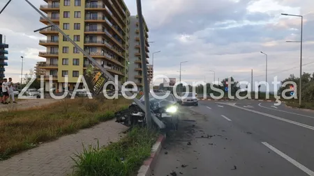 Accident cu maşină de lux în Constanţa. Şoferul a fugit cu numerele de înmatriculare