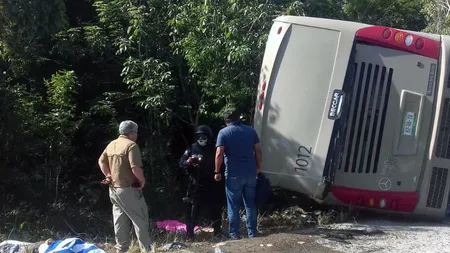 Autobuz cu turişti, prăbuşit în prăpastie. Sunt cel puţin 12 morţi, între care zece americani